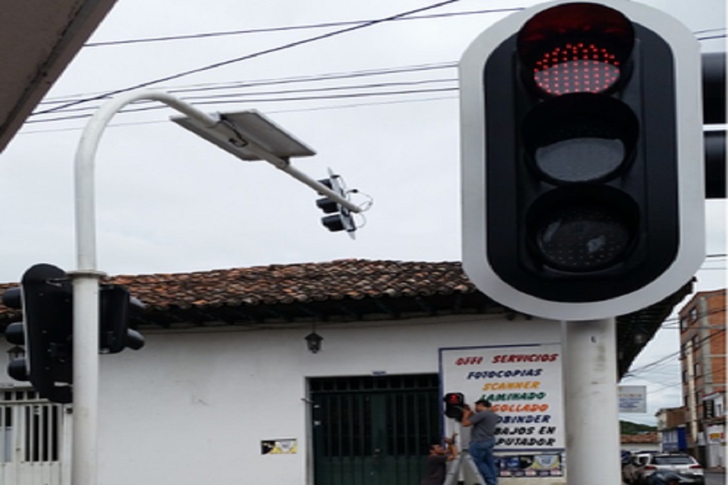 Por maior eficiência energética e segurança, Cartago adota sistema de trânsito movido a energia solar